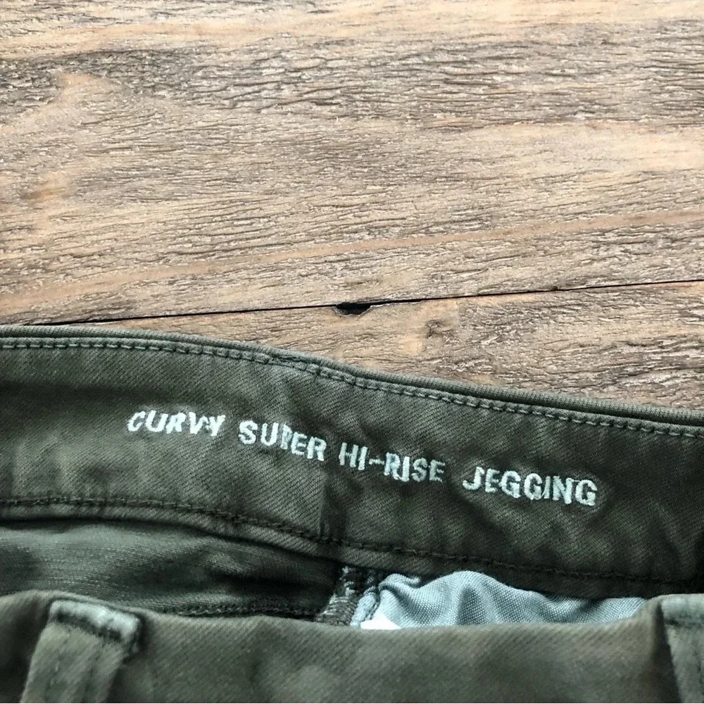 American Eagle size 4 Reg Green Camouflage Curvy Super Hi‎ Rise Jeggings Pants